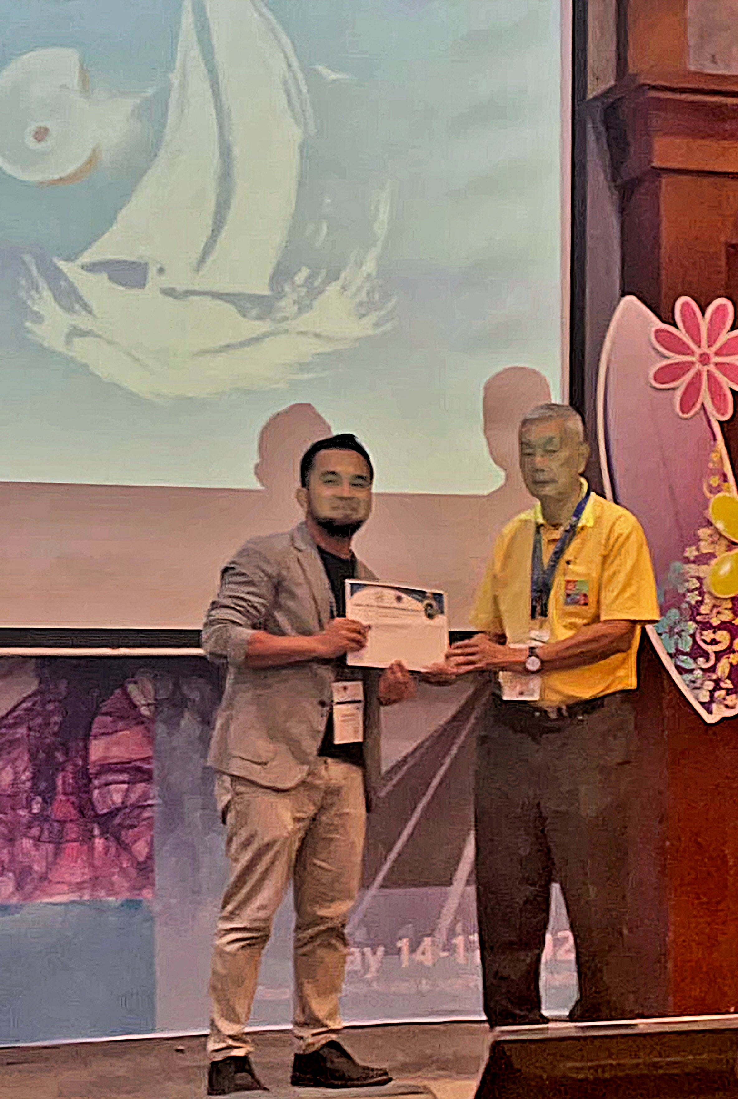 Muhammmad Zaid receiving the Prof. Nantawan Promplin Award